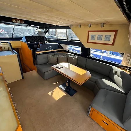 Yacht Sherte *