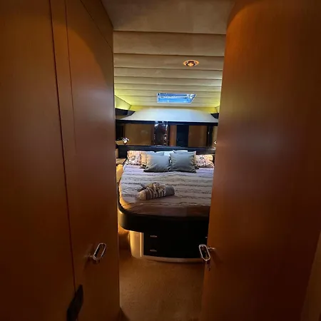Bateau-hôtel Yacht Sherte *